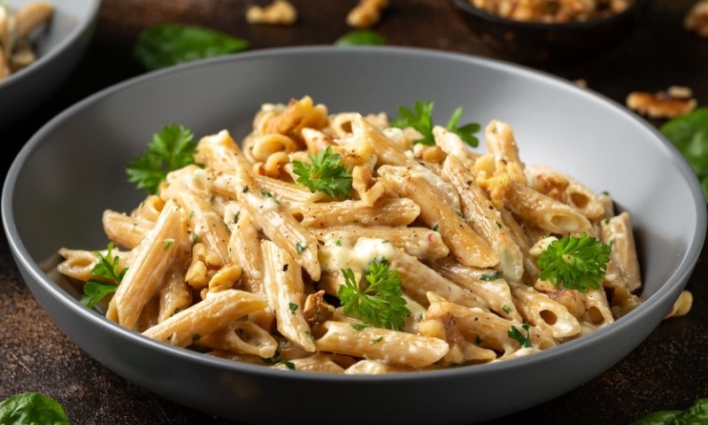 Pasta s umakom i peršunom u tanjiru